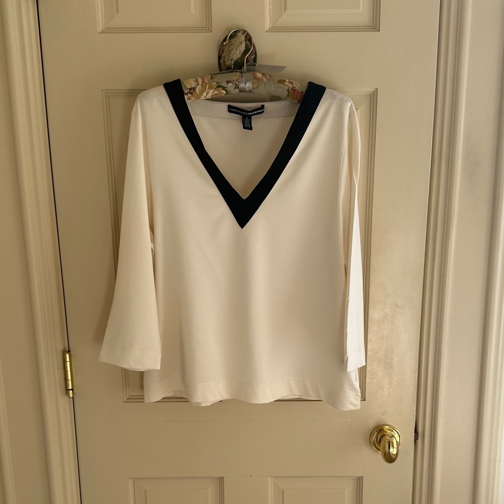 Linda Allen for ELLEN TRACY-White V-Neck Top Trimmed In Black-X/NWOT